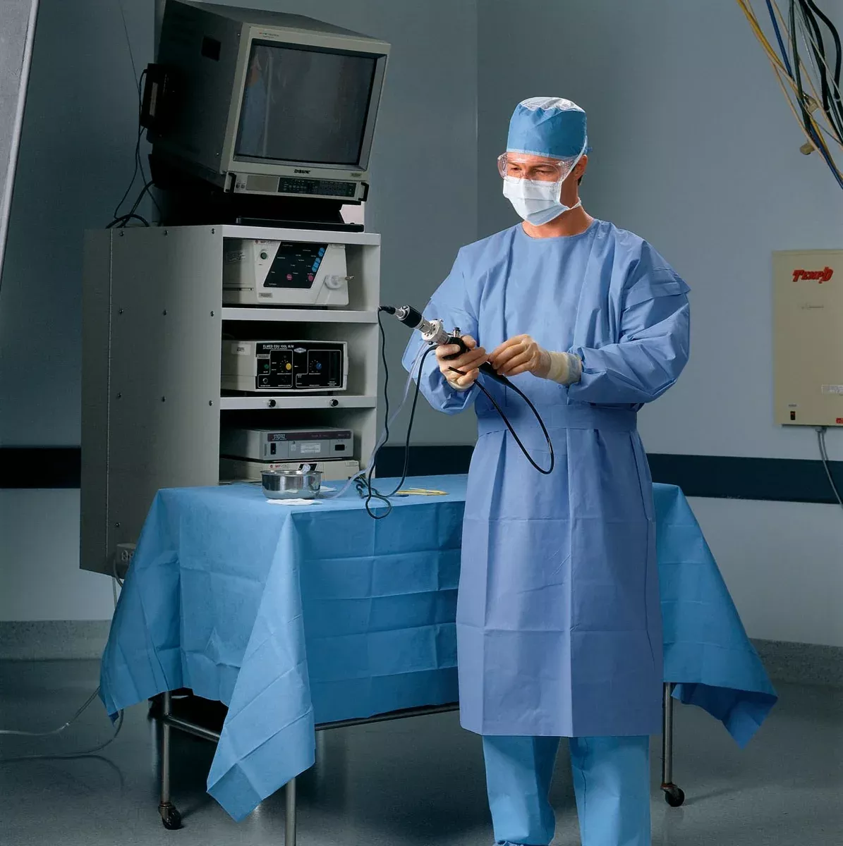 Halyard Protective Procedure Gown with Knit Cuffs, 1 Case of 60